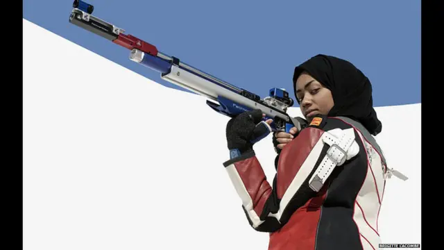 الصور التي صورتها المصورة الفرنسية الشهيرة بريغيت لاكومب، تصور اللاعبات العربيات في جميع المستويات في المنافسات، من المبتدئين، إلى الرياضيين في ألعاب القوى، مثل لاعبة الرماية بهية الحمد، التي شاركت لأول مرة في أولمبياد لندن 2012.