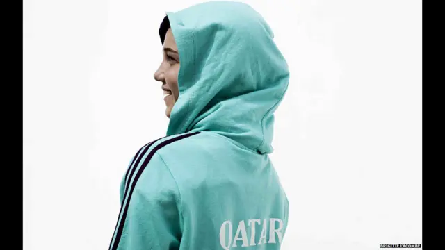 صور المعرض التقطت خلال سبعة أشهر، من ديسمبر 2011، عندما بدأت دورة الألعاب العربية في الدوحة، وهناك تمكنت المصورة من تصوير اللاعبات العربيات في عدد من الرياضات المختلفة. في الصورة لاعبة التنس علا مراد.