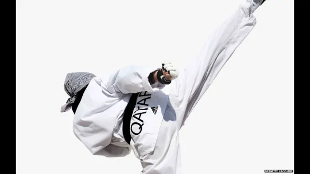 صور لاعبة التيكوندو القطرية كلثم المطوع، وأخريات تعرض في المتحف الوطني لكرة القدم. وقال مدير المتحف كيفين مور إننا وضعنا المعرض هنا لأعطاء شيء مختلف لأهالي مانشستر التي تعتبر مدينة رياضية عالمية، ويستمر المعرض حتى 13 أكتوبر/تشرين الأول. 