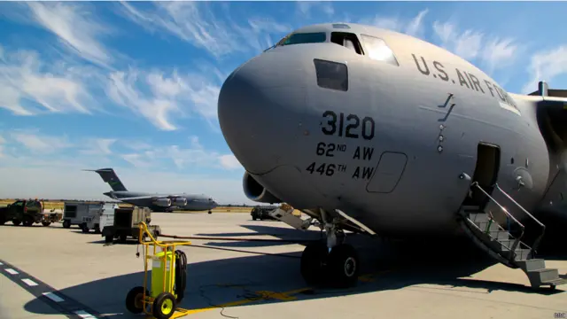 Американский военный самолет в аэропорту Манас.