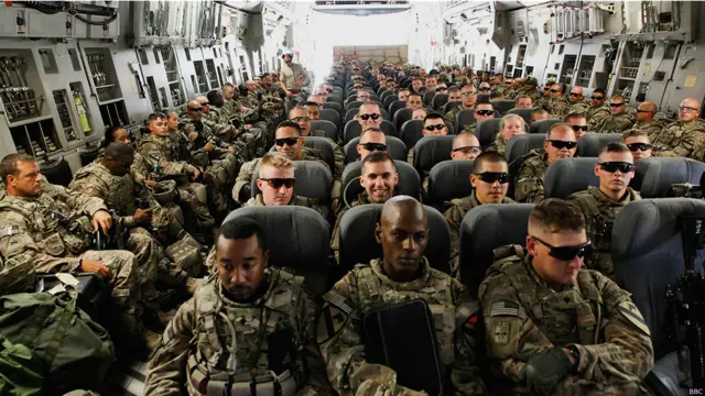 Американские военные в самолете