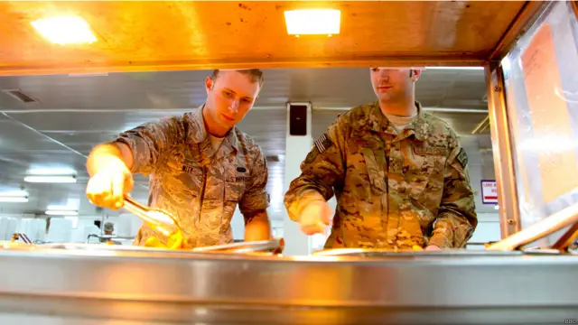 Американские военнослужащие на кухне. 