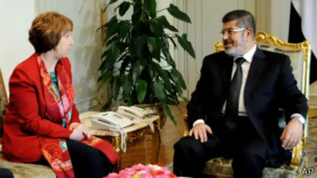 كانت مسؤولة العلاقات الخارجية في الاتحاد الأوروبي أشتون أول مسؤول أجنبي يلتقي مرسي بعد عزله.