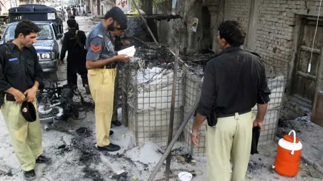 پاکستان کے سرکاری ذرائع ابلاغ کے مطابق اس حملے میں چھ اہلکاروں سمیت بارہ افراد ہلاک ہو گئے ہیں اور 13 زخمی ہوئے ہیں۔