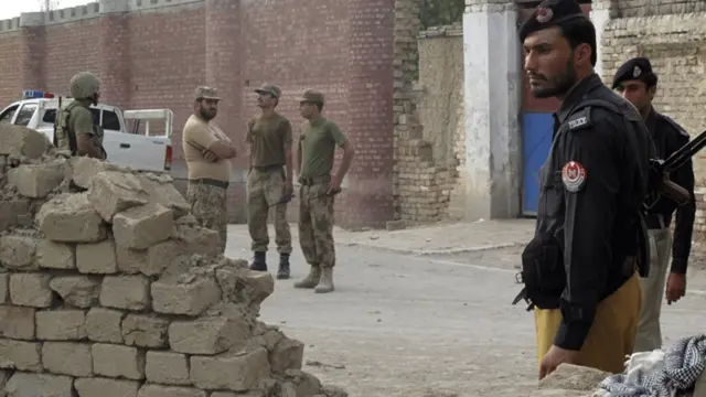 ڈیرہ اسماعیل خان ڈویژن کے کمشنر مشتاق جدون نے بی بی سی سے بات کرتے ہوئے بتایا ’شدت پسندوں کے حملوں کے باعث کُل 243 قیدی جیل سے فرار ہونے میں کامیاب ہوئے تاہم سکیورٹی فورسز نے سرچ آپریشن کے دوران چودہ قیدیوں کو دوبارہ حراست میں لے لیا ہے۔‘