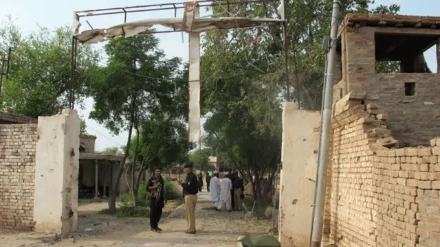 کالعدم شدت پسند تنظم تحریک طالبان پاکستان نے سینٹرل جیل پر حملے کی ذمہ داری قبول کرتے ہوئے دعویٰ کیا ہے کہ حملے میں دو سو کے قریب ساتھیوں کو رہا کرا لیا ہے۔