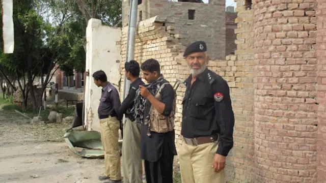 کمشنر مشتاق جدون کا کہنا ہے کہ حملہ آوروں نے لاؤڈ سپیکرز پر اپنے ساتھیوں کے نام پکارے۔ مقامی افراد کے مطابق طالبان لاؤڈ سپیکرز پر ’اللہ اکبر‘ اور ’طالبان زندہ باد‘ کے نعرے لگاتے آئے تھے۔