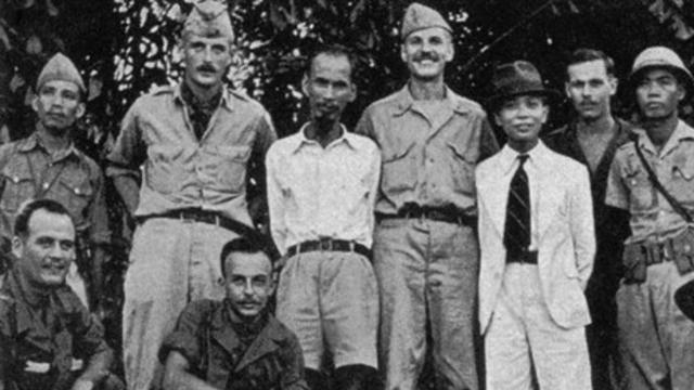 Thiếu tá Allison Thomas, đứng giữa Hồ Chí Minh và Võ Nguyên Giáp ở Tân Trào năm 1945
