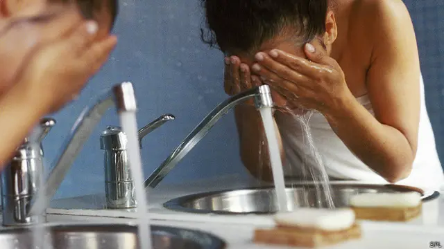 Mujer lavándose la cara