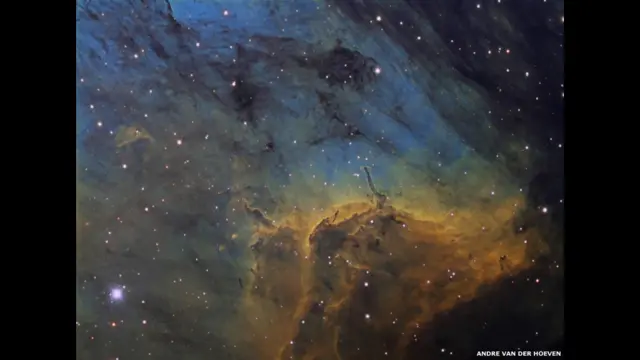 اس تصویر میں گرد اور گیس کے بادلوں پر مبنی پیلیکن نیبیولا دکھائی دے رہا ہے۔ اس جگہ کو ستاروں کو نرسری کہتے ہیں کیوں کہ یہاں نئے ستارے بنتے ہیں۔