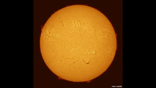 پال ہائیز نے سورج کی یہ تصویر لی جس میں سطحِ آفتاب سے سیاہ رنگ کے ریشے نکلتے ہوئے نظر آ رہے ہیں۔