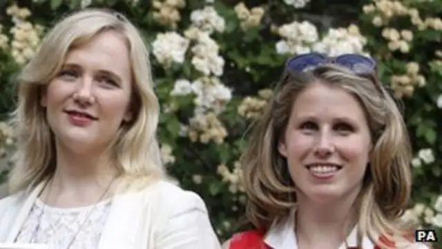 ستيلا( يسار) وكارولين تعرضت كلتاهما لتغريدات مسيئة