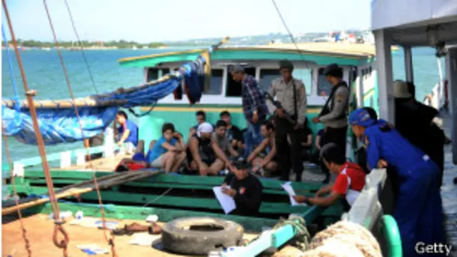 ځینې ایرانیان استرالیا ته د رسېدو په موخه لومړی اندونیزیا ته ځي، خو هلته بیا د وتلو لار ترې ورکه شي.