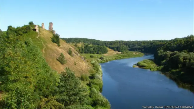 Каньйон ріки Случ поблизу с. Губків. Зліва – руїни Губківського замку. Всі фото: Ярослав Козак і В'ячеслав Шрамович.