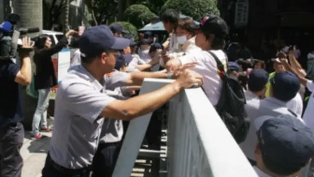 反對協議的民眾在立法院外舉行抗議(圖來自中央社)