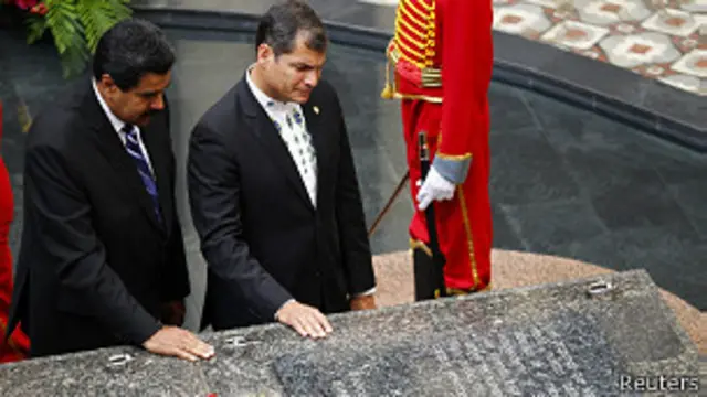 Nicolás Maduro y Rafael Correa frente al féretro de Hugo Chávez
