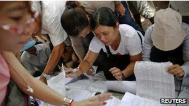 Cử tri tìm tên mình trong danh sách đăng ký bầu cử