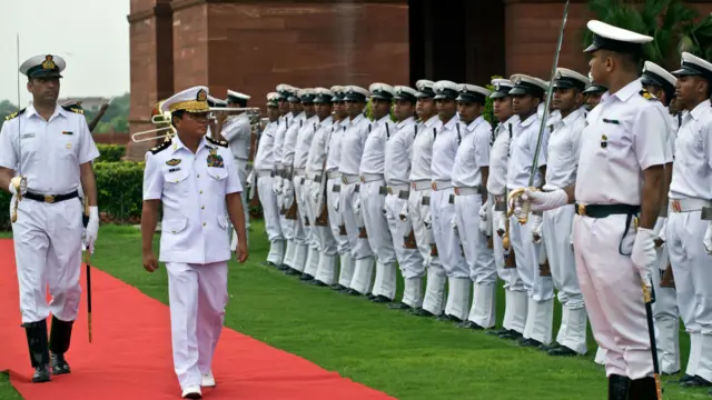 ဒုတိယ ဗိုလ်ချုပ်ကြီး သူရ သက်ဆွေ အိန္ဒိယ ဂုဏ်ပြုတပ်ဖွဲ့ကို ကြည့်ရှုစစ်ဆေး။