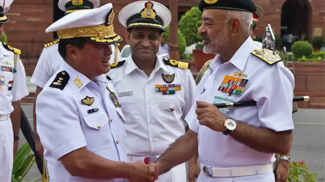 အိန္ဒိယနိုင်ငံမှာ ရောက်ရှိနေတဲ့ မြန်မာ ရေတပ် ဦးစီးချုပ် ဒုတိယ ဗိုလ်ချုပ်ကြီး သူရ သက်ဆွေကို အိန္ဒိယ ရေတပ် ဦးစီးချုပ် DK Joshi က တရင်းတနှီး ကြိုဆိုခဲ့ပါတယ်။ 