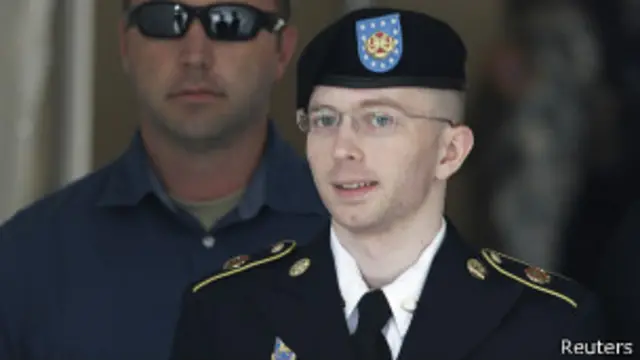 Брэдли Мэннинга вводят в здание суда 30 июля 2013 года