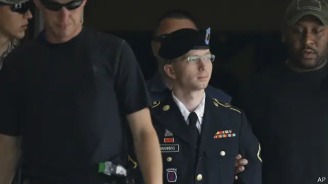 Bradley Manning é levado para fora do tribunal em Fort Meade nesta terça-feira | Foto: AP
