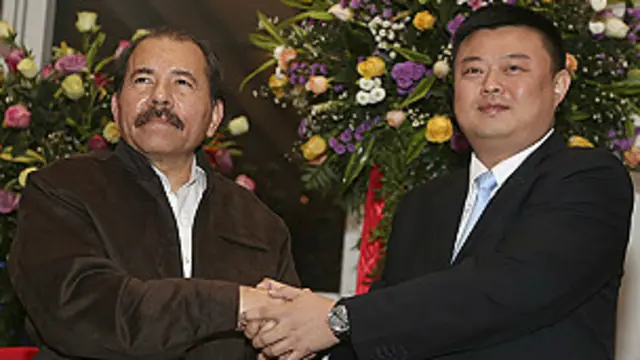 王靖(右)在尼加拉瓜贏得修建價值400億美元的運河合同而名聲大噪。