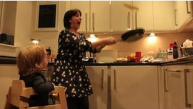 الممثلة ناتالي كاسيدي تطهو فطيرة لابنتها اليزا.