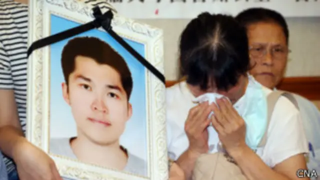 洪仲丘遗像和哭泣的母亲