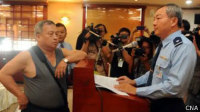 有中年男子打断军方发布会