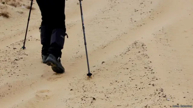 "Протягом 5-6 км ідеш весь час по іржавих осколках. Стає страшно, незрозуміло, що ховається в черговому відвалі", - пише в своєму блозі автор фото Анна Батуріна.