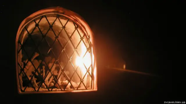 Під час перших досліджень у Звіринецьких печерах археологи знайшли близько 50 поховань та багато людських останків зі слідами насильницької смерті. 