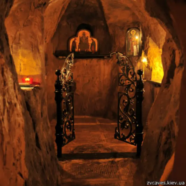 Вівтар печерного храму Архистратига Михаїла.