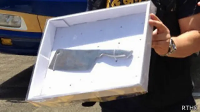 香港警察探员展示怀疑是班车砍人案凶器的菜刀(香港电台图片31/7/2013)