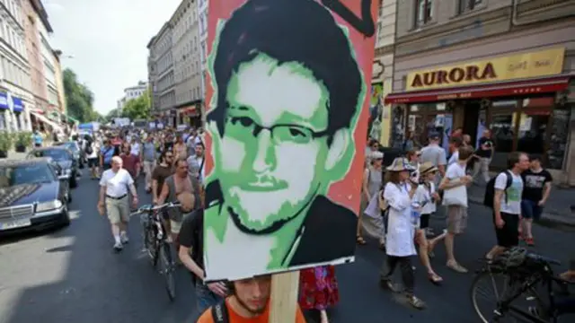 अमरीका के निगरानी कार्यक्रम के विरोधियों ने बर्लिन में एडवर्ड स्नोडन के पक्ष में प्रदर्शन किया