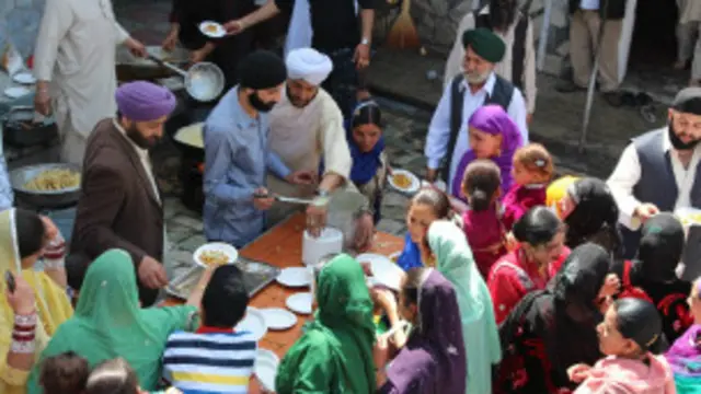 هندوها و سیکهای افغانستان می‎گویند که در حال حاضر جمعیت آنها به حدود ۳۵۰۰ تا چهار هزار نفر می‎رسد