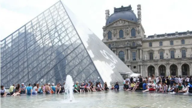 在法国卢浮宫水池中泡脚