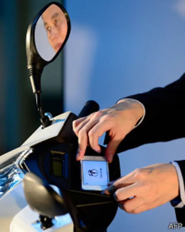 motocicleta que se sincroniza con tu teléfono inteligente