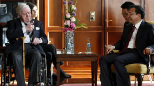 Eski Almanya Başbakanı Helmut Schmidt, Çin Başbakanı Li Kıçiang'la görüşmesinde sigara yakıyor.