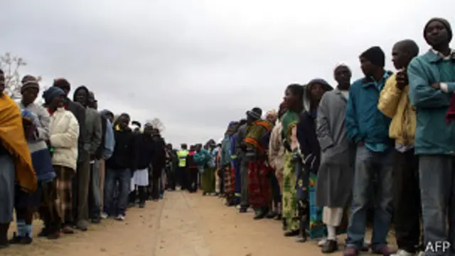 Очередь у избирательного участка в Зимбабве