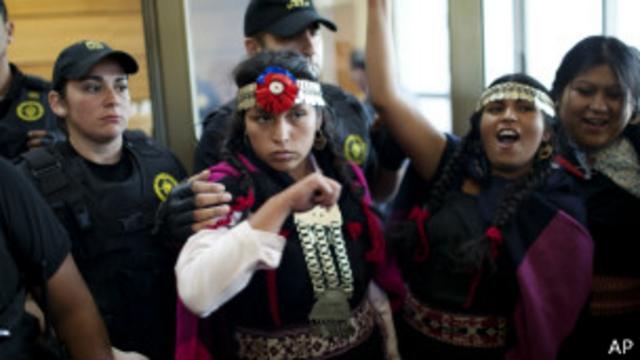 Joven mapuche detenida por la policía. Foto: AP