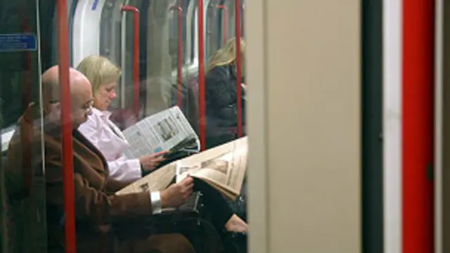 Persona leyendo en el metro 