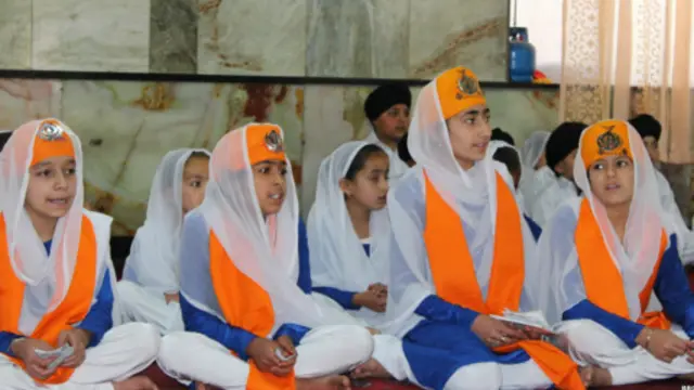 کودکان ما به دلیل نبود امنیت در مکتب‌های رسمی‌ رفته نمی‌توانند. از داشتن برنامه‌های فرهنگی ویژه چه در رسانه‌های گروهی رسمی‌ و چه غیر رسمی‌که حق مسلم اقلیت‌ها است، محروم هستیم