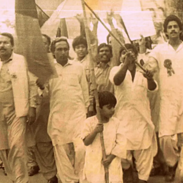 ایم آر ڈی کا ایک احتجاج۔ علم بردار بچہ، فراز واہلاہ