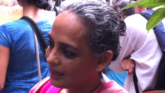 پینگوئن انڈیا پر تنقید کرنے والے ادیبوں میں ارون دھتی رائے بھی شامل ہیں