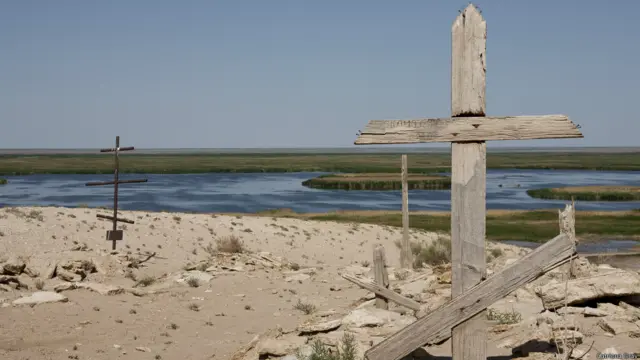 Urga'da Sudoçi Gölü kıyısında Rus mezarlığı