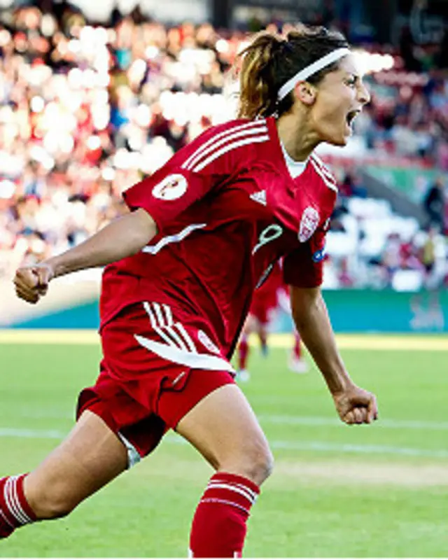  نادیه می‌گوید سالهای زیادی به دلیل نداشتن شهروندی دانمارک نتوانست در بازی‌های ملی فوتبال در این کشور شرکت کند.