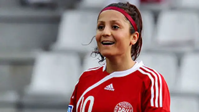 نادیه می‌گوید در حالیکه خانواده‌اش همیشه از اول از او حمایت می‌کرده اما شماری از اعضای جامعه افغان‌ها در دانمارک در مورد رو آوردنش به فوتبال بدگمان بودند و به مادرش می‌گفتند که "چرا دخترت وقت خود را در فوتبال ضایع می‌کند."
اما نادیه می‌گوید اکنون بیشتر آنها تغییر دیدگاه داده اند