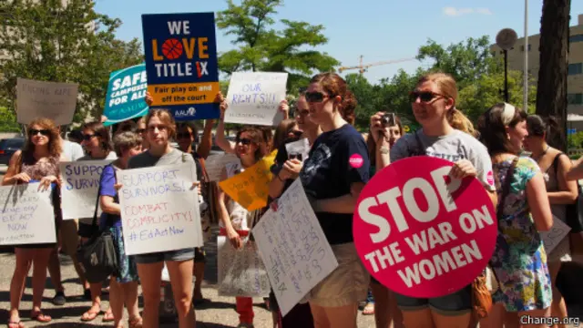 Manifestação pedindo investigação de universidades | Foto: Change.org