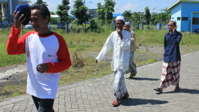 Warga penganut Islam Syiah yang diungsikan ke Sidoarjo setelah diusir oleh warga Sunni di Sampang, Madura.