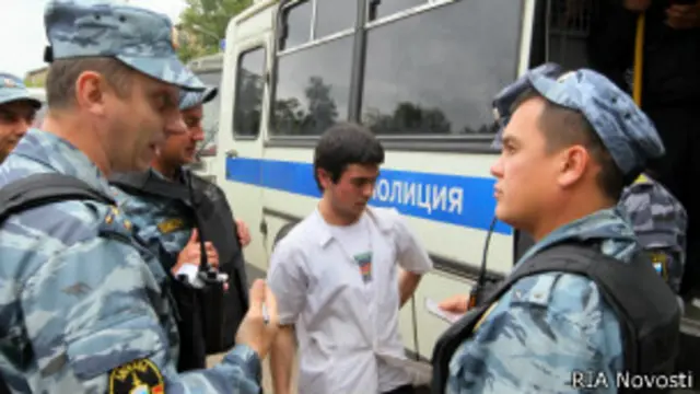 Əməliyyatda doqquz yüz polis və səksən mülki polis iştirak edib.